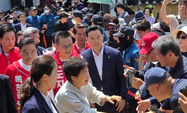 고 육영수 여사 생가 방문해 인사 나누는 박근혜 전 대통령