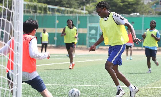 축구 실력 뽐내는 외국인 유학생