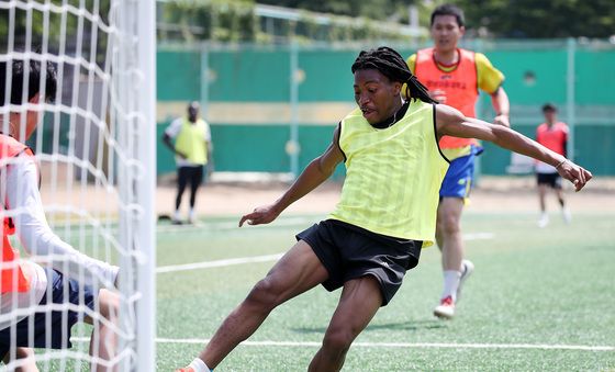 축구 실력 뽐내는 외국인 유학생