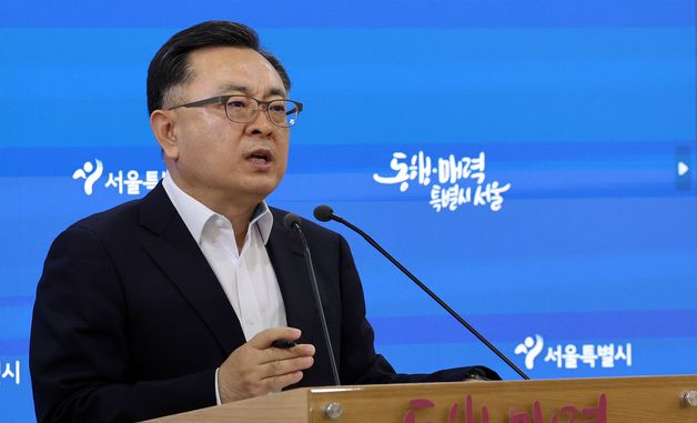 취재진 질문에 답변하는 김성보 직무대행