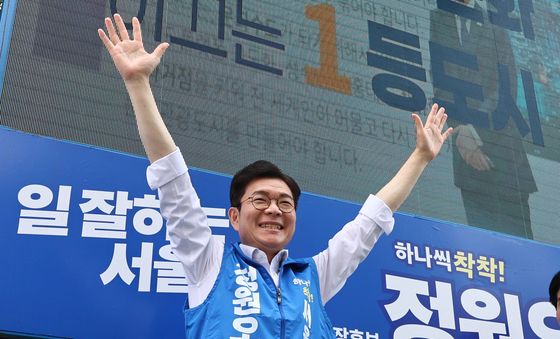 양천구민에게 인사하는 정원오 후보