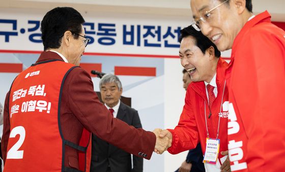 이철우 경북지사 후보와 인사하는 장동혁 대표