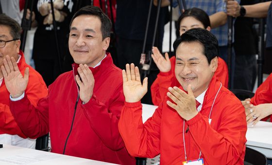 손뼉치는 장동혁 국민의힘 대표