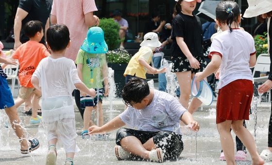 '무더위 날리는 시원한 물놀이'