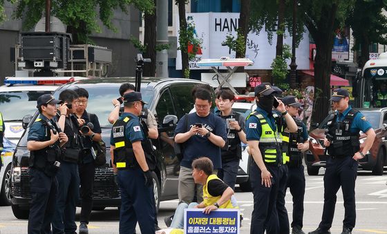 '대통령 면담 요청하며 도로에 누운 홈플러스 노조'