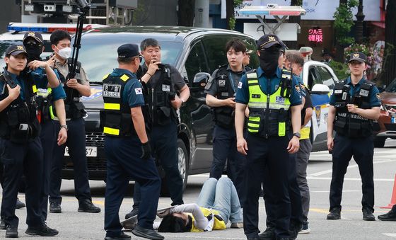 도로에 누운 홈플러스 노조원