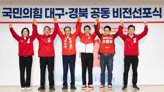 손 맞잡은 국민의힘 대구·경북 지자체장 후보와 장동혁 대표