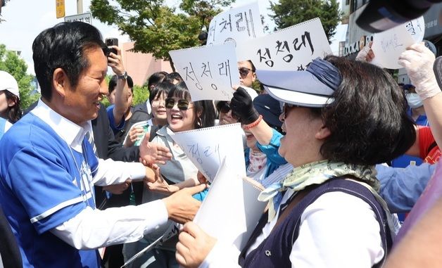 전주 찾은 정청래 반기는 지지자들
