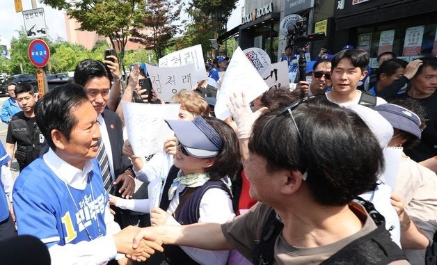 지지자들과 인사하는 정청래
