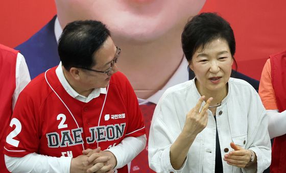 이장우 대전시장 후보 캠프 방문한 박근혜 전 대통령