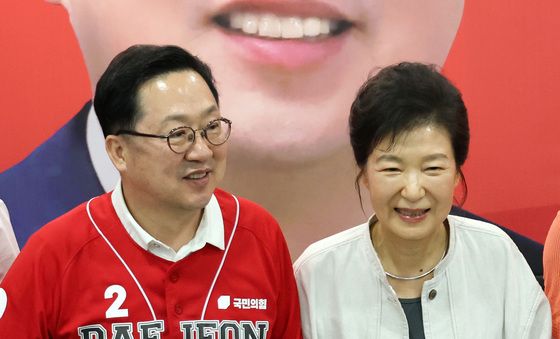 이장우 대전시장 후보 캠프 방문한 박근혜 전 대통령