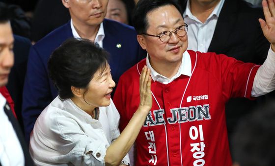이장우 후보 선거사무소 찾은 박근혜 전 대통령