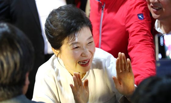 미소 짓는 박근혜 전 대통령