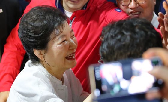 지지자들과 인사 나누는 박근혜 전 대통령