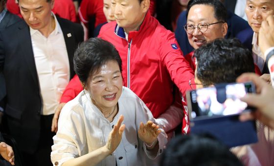 지지자들과 인사 나누는 박근혜 전 대통령