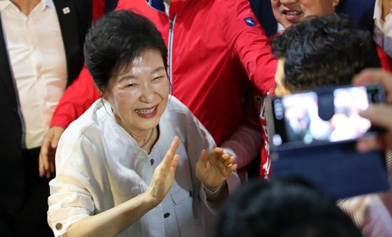 지지자들과 인사 나누는 박근혜 전 대통령