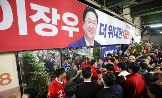 이장우 대전시장 후보 선거사무소 찾은 지지자들