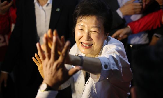 이장우 후보 선거 캠프 찾은 박근혜 전 대통령