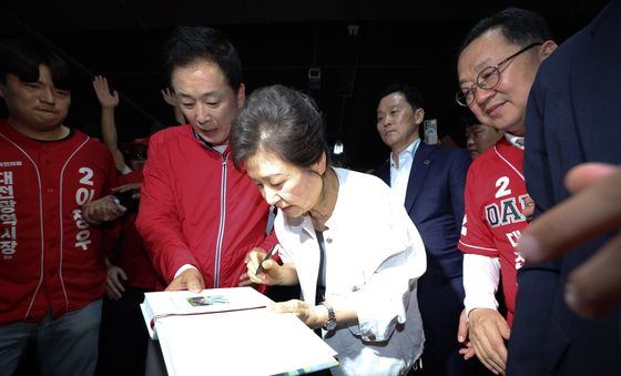 사인하는 박근혜 전 대통령