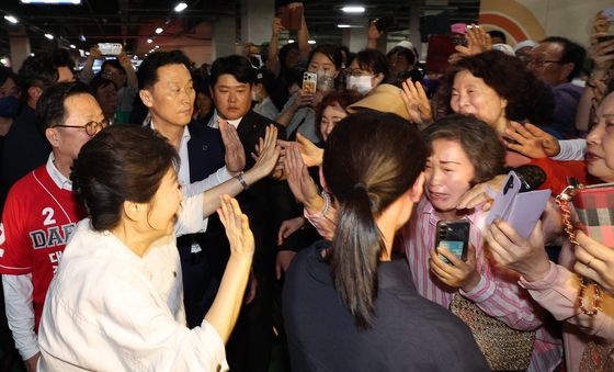 박근혜 전 대통령, 지지자들과 인사