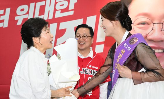 꽃다발 받는 박근혜 전 대통령
