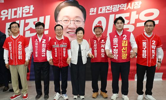 후보들과 기념촬영 하는 박근혜 전 대통령