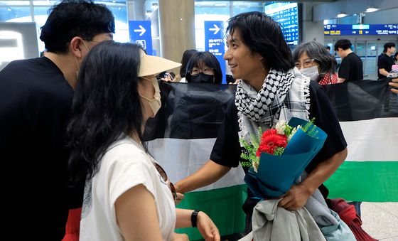 이스라엘에서 석방된 승준 활동가, 인천공항 도착
