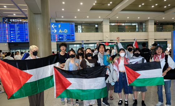'프리 프리 팔레스타인' 외치는 활동가들