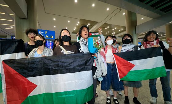 인천공항서 '프리 프리 팔레스타인' 외치는 활동가들