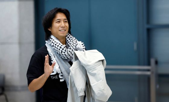 밝은 표정으로 입국한 활동가 승준 "괜찮아요"