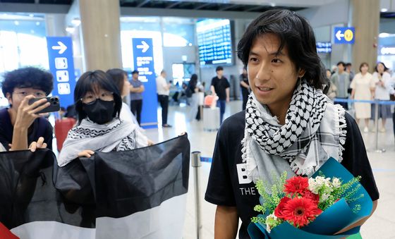 이스라엘에 나포됐던 활동가 승준, 인천공항 도착