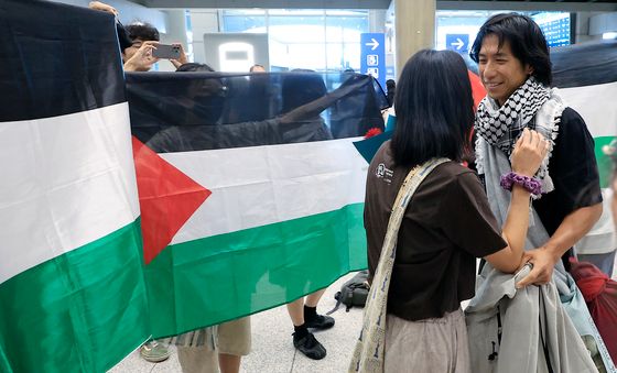인천공항 도착해 동료들 만난 활동가 승준