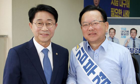조정식 국회의장 후보와 손잡은 김부겸