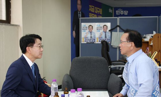 조정식 국회의장 후보와 대화하는 김부겸
