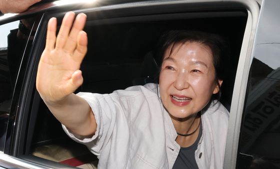 손 인사하는 박근혜 전 대통령