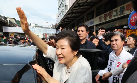 공주시민에게 인사하는 박근혜 전 대통령