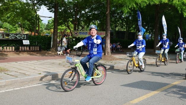공유 자전거 '타슈'로 유세하는 허태정 후보