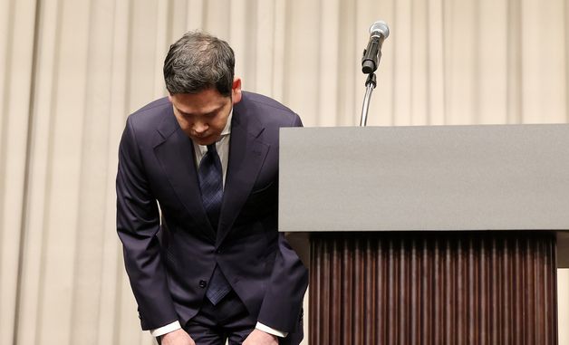 고개 숙여 사과하는 정용진 회장