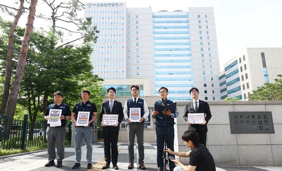 수원지법 앞 입장 밝히는 삼성전자 DX 노조