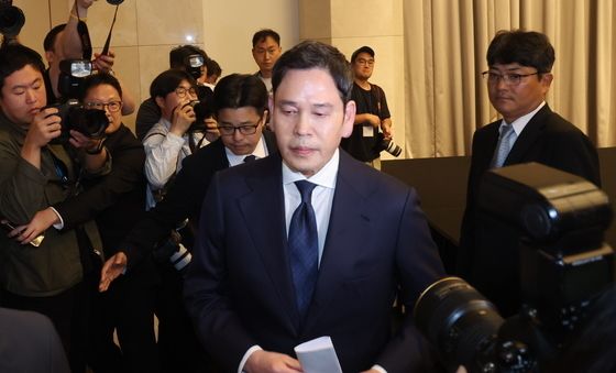 굳은표정으로 회견장  나서는 정용진 회장