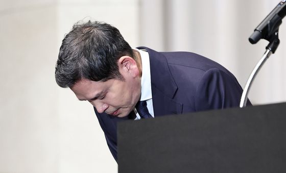 스타벅스 '탱크데이' 논란에 고개숙인 정용진