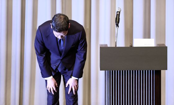 허리숙여 사과하는 정용진 회장