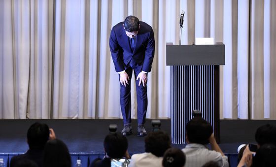 허리숙여 사과하는 정용진 회장