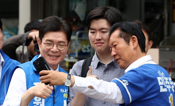 출근 직장인과 기념촬영하는 정청래·정원오