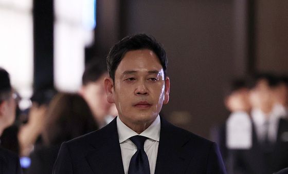 회견장 들어서는 정용진 신세계 회장