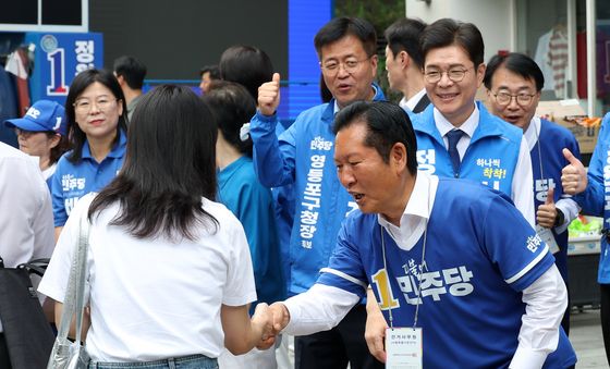 지지자들과 악수하는 정청래·정원오