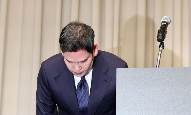 고개 숙인 정용진 회장