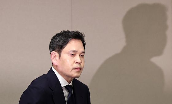 굳은 표정으로 회견장 들어서는 정용진 회장