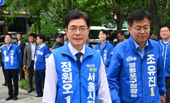 직장인들 출근 인사 나서는 정원오