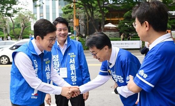 선거사무원들과 인사하는 정원오
